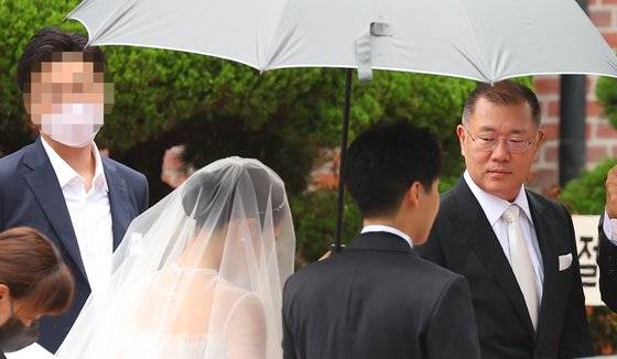 정의선 현대차그룹 회장이 27일 오전 장녀 진희씨 결혼식이 열리는 서울 중구 정동교회에서 드레스를 입은 딸을 바라보고 있다. [연합뉴스]