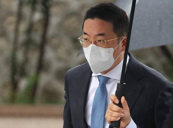 구광모 LG그룹 회장이 27일 서울 중구 정동교회에서 열린 정의선 현대차그룹 회장 장녀 진희씨 결혼식에 참석하고 있다. [연합뉴스]