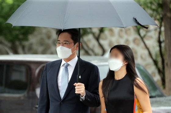 이재용 삼성전자 부회장이 27일 오후 서울 중구 정동제일교회에서 열린 정의선 현대자동차그룹 회장 장녀 진희씨 결혼식에 딸과 함께 참석하고 있다. [뉴스1]