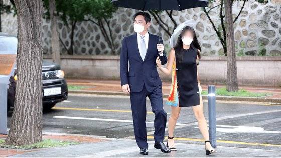 이재용 삼성전자 부회장이 27일 오후 서울 중구 정동제일교회에서 열린 정의선 현대자동차그룹 회장 장녀 진희씨 결혼식에 딸과 함께 참석하고 있다. [뉴스1]