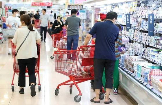 전국 기업 10곳 중 4곳이 올해 원재료 가격이 지난해보다 20% 이상 뛴 것으로 조사됐다. 27일 오후 서울 시내의 한 대형카트에서 시민들이 장을 보고 있다. 뉴스1