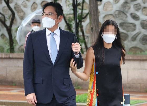 이재용 삼성전자 부회장이 27일 정의선 현대차그룹 회장 장녀 진희씨 결혼식이 열리는 서울 중구 정동교회로 딸과 함께 들어가고 있다. [연합뉴스]