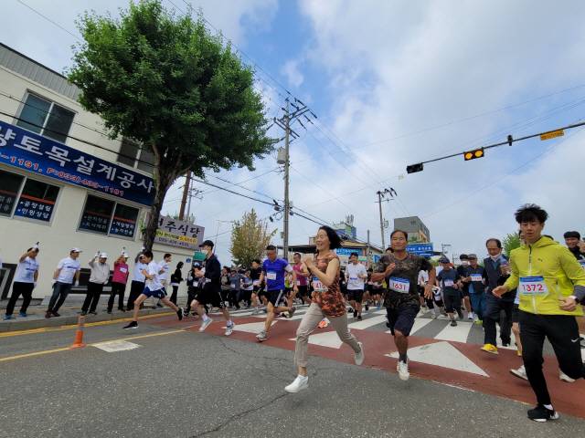▲ 최근 홍천군청에서 열린 제23회 홍천군민달리기대회에 참여한 군민들이 대회시작 신호에 맞춰 달려나가고 있다.