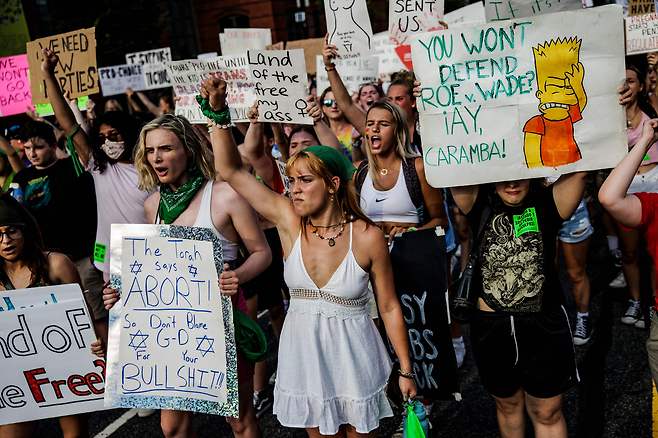 미국 연방 대법원이 낙태 합법화 판결을 폐기한 지 이틀 만인 지난 26일(현지시각) 여성 운동가들이 워싱턴 DC에서 시위를 벌이고 있다. (출처/AFP)