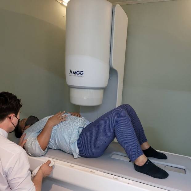 AMCG 기흥 연구소에서 연구진들이 MCG장비를 시연하고 있다.&nbsp;