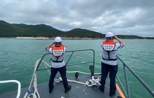해경 대원들이 전남 완도군 신지면 송곡항 일대 해상에서 실종 초등생 일가족 행방을 수색하고 있다.  /사진=연합뉴스
