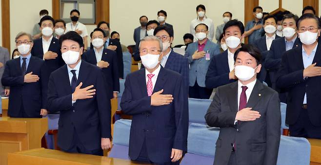 성황리 개최 국민의힘 장제원 의원, 김종인 전 비상대책위원장, 안철수 의원(왼쪽부터)이 27일 국회에서 열린 당내 의원모임인 ‘대한민국 미래혁신포럼’에서 국민의례를 하고 있다. 국회사진기자단