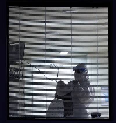 코로나19 하루 신규 확진자가 1000명을 넘어선 2020년 12월 방호복 차림의 의료진이 국립중앙의료원 음압병실에서 환자를 진료하고 있다. 경향신문 자료사진