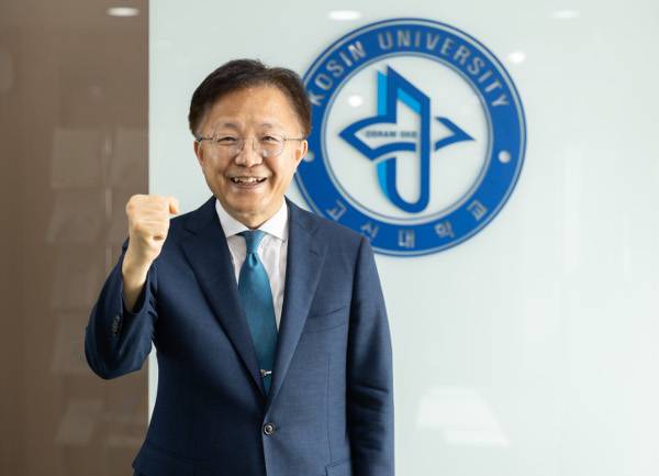 이병수 고신대 총장이 지난 20일 부산 영도구 고신대 총장실에서 신임 총장의 포부와 학교 운영에 대한 비전을 소개하고 있다. 고신대 제공