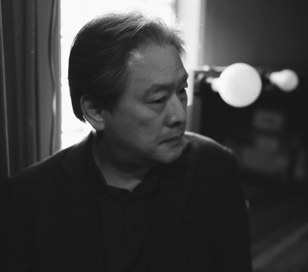 영화 ‘헤어질 결심’으로 올해 칸 국제영화제 감독상을 수상한 박찬욱 감독이 24일 국내 언론과 화상 인터뷰를 하기에 앞서 포즈를 취하고 있다. CJ ENM 제공