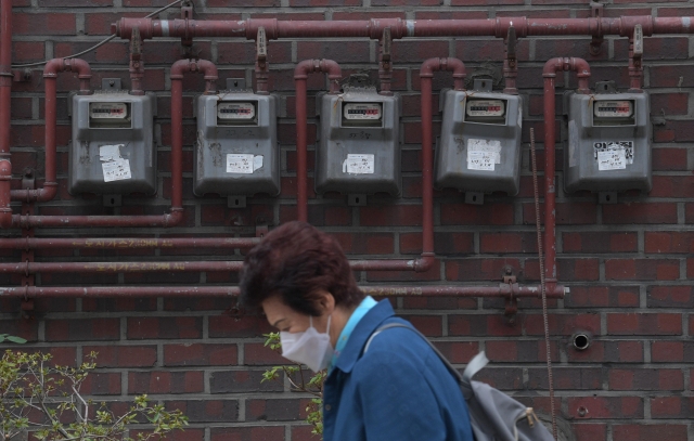 3분기 전기요금 연료비 조정단가 발표가 예정된 27일 서울시내 주택가에 설치된 도시가스계량기 모습. 이한형 기자