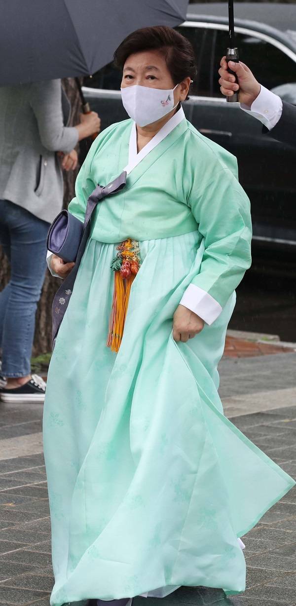 현정은 현대그룹 회장이 27일 서울 중구 정동교회에서 열린 정의선 현대차그룹 회장 장녀 진희씨 결혼식에 참석하고 있다. [한주형 기자]