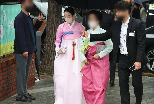 노현정(왼쪽) 전 KBS 아나운서가 27일 서울 중구 정동교회에서 열린 정의선 현대차그룹 회장 장녀 진희씨 결혼식에 참석하고 있다. [한주형 기자]