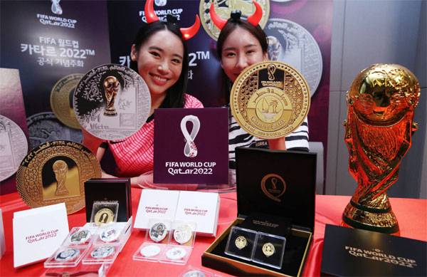 올해 열리는 카타르월드컵 기념 주화와 2002 한일월드컵 20주년을 기념하는 기념 메달 물이 27일 공개됐다. 이날 서울 풍산그룹 대강당에서 모델들이 기념주화 모양을 확대한 패널을 든 채 포즈를 취하고 있다. 한국조폐공사 온라인쇼핑몰, 풍산화동양행 온라인몰, NH농협은행, 우체국, IBK기업은행, 하나은행 등에서 선착순으로 예약 판매한다. [이충우 기자]