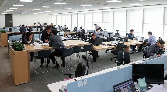 노동 가치를 높이려면 일을 생계 수단으로만 인식해서는 곤란하다. 일에서 즐거움을 찾는 자아실현의 장으로 만들
어야 개인 경쟁력도 키울 수 있다. (매경DB)