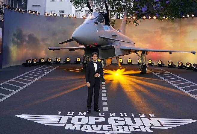 배우 톰 크루즈가 지난 5월 19일(현지시간) 영국 런던 중심가에서 열린 영화 '탑건: 매버릭' 시사회에 참석해 포즈를 취하고 있다. /AP=뉴시스
