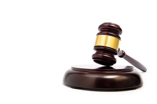 여자 동료의 텀블러에 자신의 체액을 넣은 공무원이 해임 처분에 불복해 소송을 제기했다. 하지만 법원은 "성희롱이 인정되고 비위정도가 무겁다"는 이유로 원고 패소 판결을 내렸다. 사진은 기사 내용과 무관. /사진=이미지투데이