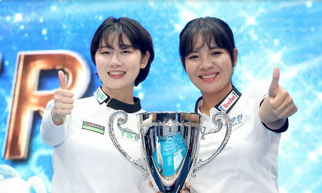 스롱 피아비(오른쪽)가 지난 26일  경북 경주시 블루원리조트에서 열린 2022-23시즌 경주 블루원리조트 LPBA 챔피언십에서 우승한 이후 준우승을 차지한 이미래와 포즈를 취하고 있다. /사진=LPBA