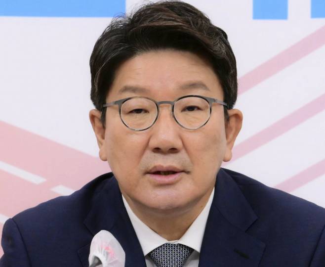 권성동 국민의힘 원내대표가 더불어민주당에 국회의장단과 법사위원장을 먼저 선출할 것을 제안했다. 사진은 권 원내대표가 27일 오전 서울 여의도 국회에서 열린 최고위원회의에서 발언하는 모습. /사진=뉴시스