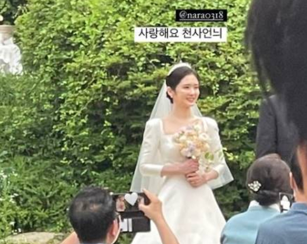배우 장나라 결혼식에 참석한 동료 배우들이 남다른 축하 인사를 전했다. 사진은 지난 26일 웨딩드레스를 입고 결혼식을 올린 장나라. /사진=이청아 인스타그램