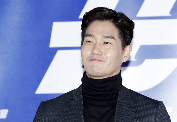 배우 유지태가 '종이의 집:공동경제구역' 에서 옷을 입고 찍었던 베드신 비하인드를 공개했다. 사진은 지난 2017년 11월10일 서울 동대문 메가박스에서 열린 영화 ‘꾼’ 언론 시사회 및 기자간담회에 참석한 유지태. /사진=뉴스1