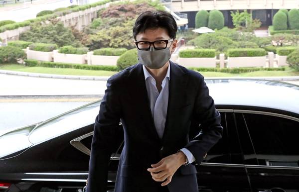 법무부가 27일 검찰의 수사권을 단계적으로 폐지하는 내용의 검찰청법·형사소송법 개정안인 이른바 '검수완박' 법안에 대해 헌법재판소(헌재)에 권한쟁의심판을 청구한다고 밝혔다. 사진은 지난 24일 경기도 정부과천청사 내 법무부 청사로 출근한 한동훈 법무부 장관. /사진=뉴스1