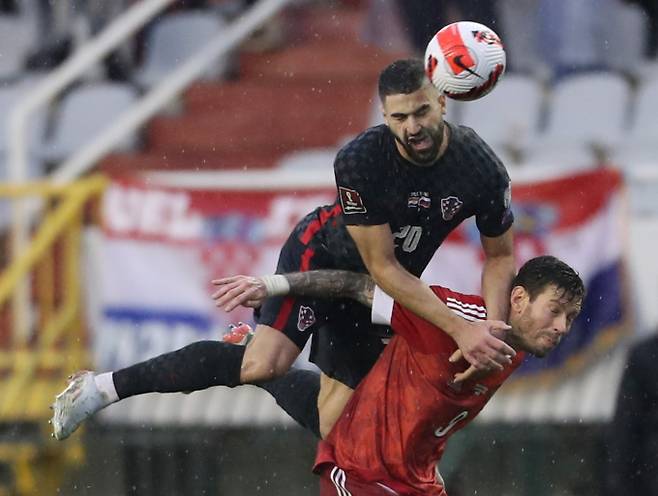 지난 26일(한국시각) 토트넘 홋스퍼가 크로아티아 센터백 요슈코 그바르디올(왼쪽) 관련해 협상을 한다는 소식이 전해졌다. 사진은 그바르디올이 지난해 11월 러시아전서 수비하는 모습. /사진=로이터