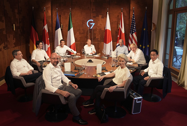 조 바이든 미국 대통령을 비롯한 주요 7개국(G7) 정상들과 유럽연합(EU) 지도자들이 26일(현지시간) 독일 바이에른주 엘마우 성에서 만찬 모임에 참석하고 있다. AP 연합뉴스