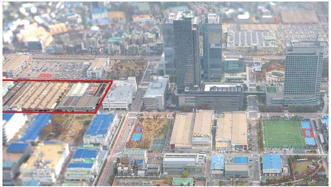 새 연구소 예정부지는… : 삼성전자가 경기 수원 본사(삼성디지털시티)에 새로운 연구소(R6·실선 표시) 건설을 추진한다. ‘삼성전자의 심장’으로 불리는 삼성디지털시티에는 본사를 포함해 172만㎡(축구장 250개 크기)에 약 3만5000명이 근무하는 국내 최대 규모의 연구·개발(R&D) 단지가 들어서 있다.  삼성전자 제공