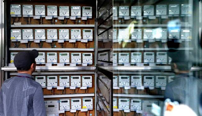 오는 7월 1일부터 적용되는 3분기 전기요금 연료비 조정단가 발표날인 27일 서울 시내 오피스텔에서 한 시민이 전기 계량기를 살펴보고 있다. 뉴시스