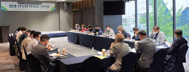 [원주=뉴시스] 김경목 기자 = ㈔강원의료기기산업협회, 원주시, 원주노사민정협의회, 의료기기 업체 대표·인사담당자들이 15일 원주시 오키드 호텔에서 열린 간담회에서 미래 원주형 일자리 모델을 주제로 토론하고 있다. (사진=㈔강원의료기기산업협회 제공) 2022.06.27. photo@newsis.com *재판매 및 DB 금지