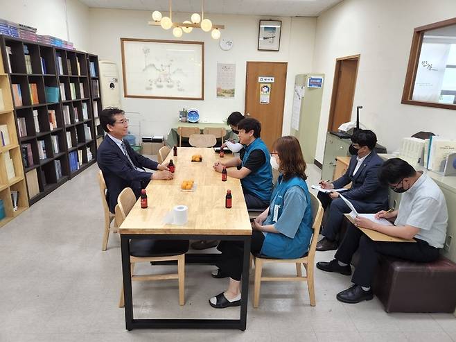 윤건영 충북도교육감 당선자가 27일 전국교직원노동조합 충북지부를 찾아 교육현안에 대한 의견을 나누고 있다. *재판매 및 DB 금지