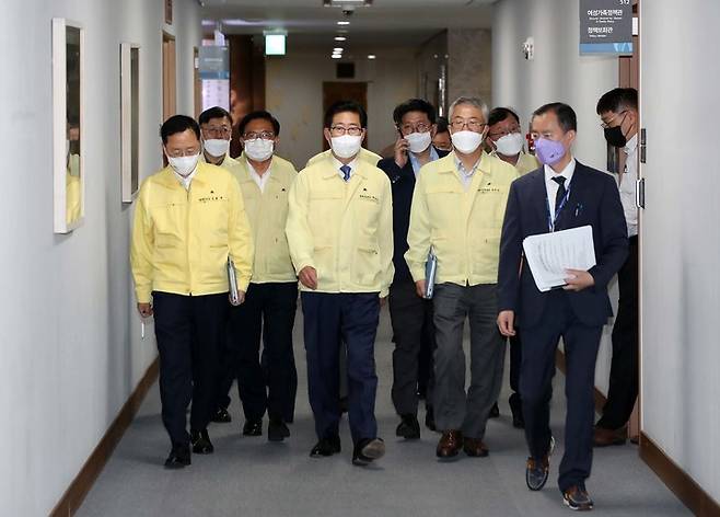 [홍성=뉴시스] 양승조 충남지사가 27일 마지막 실국원장회의를 주재하기 위해 회의장으로 이동하고 있다.  *재판매 및 DB 금지