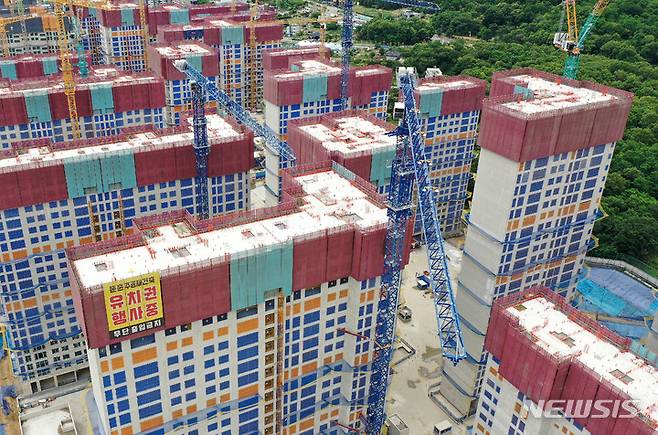 [서울=뉴시스] 백동현 기자 = 둔촌주공 재건축 시공사업단(현대건설·HDC현대산업개발·대우건설·롯데건설)이 7일부터 예정됐던 타워크레인 철거 일정을 미루기로 했다. 사진은 이날 오후 서울 강동구 둔촌주공아파트 모습. 2022.06.07. livertrent@newsis.com