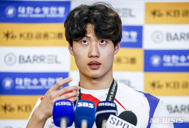 [인천공항=뉴시스] 정병혁 기자 = 2022 국제수영연맹(FINA) 부다페스트 세계선수권대회 자유형 200m에서 은메달과 한국신기록 5개라는 성적을 낸 수영선수 황선우가 27일 오후 인천국제공항 제1터미널을 통해 입국해 취재진의 질문에 답하고 있다. 2022.06.27. jhope@newsis.com