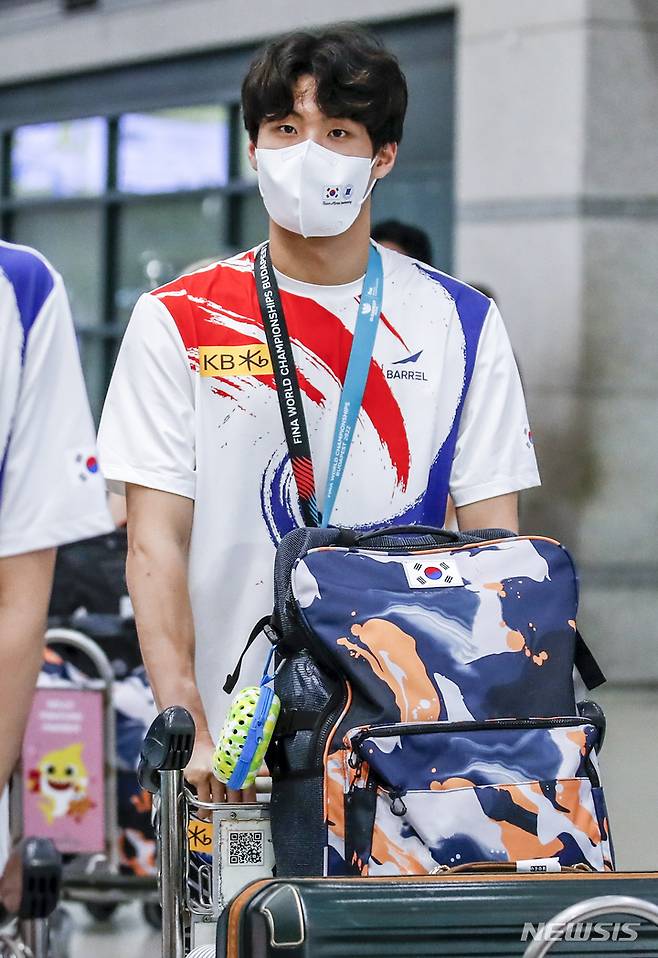 [인천공항=뉴시스] 정병혁 기자 = 2022 국제수영연맹(FINA) 부다페스트 세계선수권대회 자유형 200m에서 은메달과 한국신기록 5개라는 성적을 낸 수영선수 황선우가 27일 오후 인천국제공항 제1터미널을 통해 입국하고 있다. 2022.06.27. jhope@newsis.com