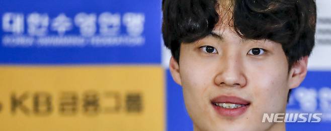[인천공항=뉴시스] 정병혁 기자 = 2022 국제수영연맹(FINA) 부다페스트 세계선수권대회 자유형 200m에서 은메달과 한국신기록 5개라는 성적을 낸 수영선수 황선우가 27일 오후 인천국제공항 제1터미널을 통해 입국해 취재진의 질문에 답하고 있다. 2022.06.27. jhope@newsis.com