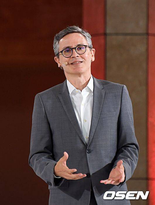 GMC 전략을 발표하고 있는 카를로스 미네르트 부사장.