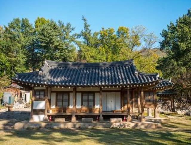 ▲박세당 사랑채 앞, 400년 된 은행나무와 그 옆의 시냇물을 따라 세워졌던 궤산정 등은 조선후기 사대부 주택의 모습을 잘 보여주고 있다.Ⓒ의정부시