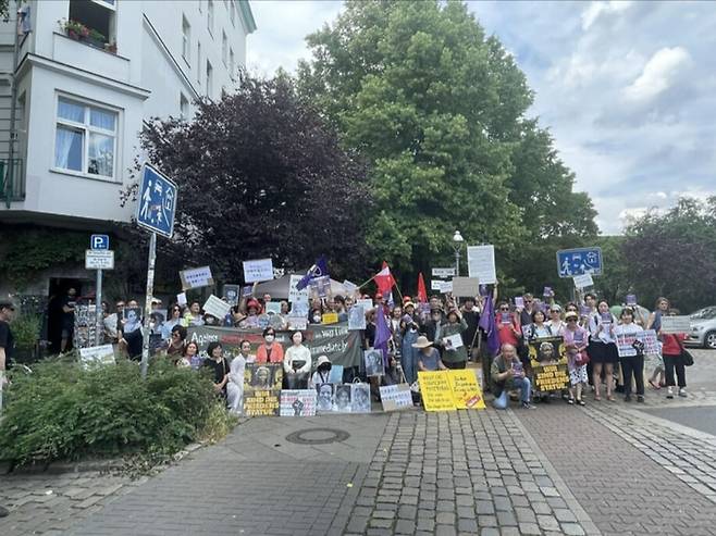 코리아협의회 등 독일 시민·사회단체 등 소속 100여명이 지난 26일(현지시간) 독일 수도 베를린에서 ‘평화의 소녀상’ 철거를 주장하는 보수단체의 원정 시위에 대항하는 집회를 하고 있다. 베를린=연합뉴스