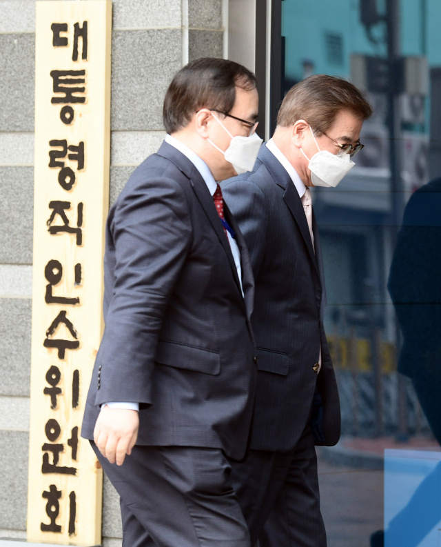 서훈 전 청와대 국가안보실장이 지난 3월 서울 종로구 통의동 인수위 사무실을 방문하고 있다./권욱 기자