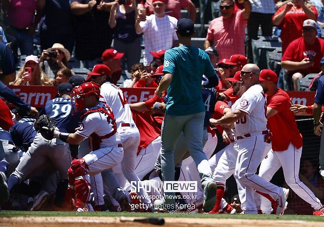▲LA 에인절스와 시애틀 매리너스 선수들이 난투극을 벌이고 있다.