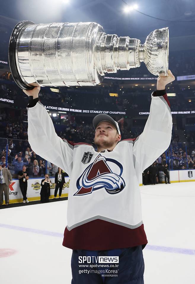 ▲ 2021~2022 NHL 스탠리컵 MVP로 선정된 콜로라도의 수비수 케일 마카