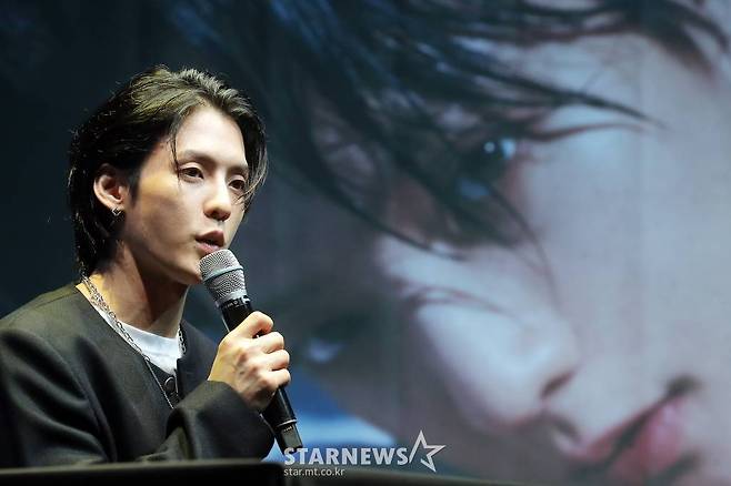 비투비 이민혁이 27일 오후 서울 용산구 한남동 블루스퀘어에서 열린 두 번째 정규앨범 'BOOM' 발매기념 쇼케이스에서 취재진 질의에 답하고 있다.  이민혁의 이번 앨범 타이틀곡 'BOOM'은 웡크 트랩 스타일의 강렬한 비트가 인상적이며 낯섦에서 오는 새로운 설렘을 담아낸 곡이다.  2022.06.27 /사진=김창현 기자 chmt@