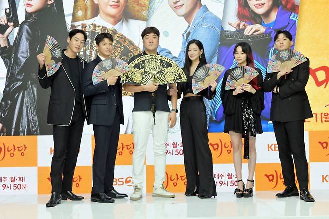 고재현 감독(왼쪽 세번째), 배우 곽시양, 서인국, 오연서, 강미나, 권수현이 27일 오후 온라인으로 진행된 KBS2 월화드라마 '미남당' 제작발표회에 참석해 포즈를 취하고 있다.  '미남당'은 카카오 페이지 공모전에서 대상을 수상한 화제작 '미남당-사건수첩'을 원작으로 하는 전직 프로파일러이자 현직 박수무당의 좌충우돌 미스터리 코믹 수사극이다. / 사진제공=KBS /사진=김창현 기자 chmt@