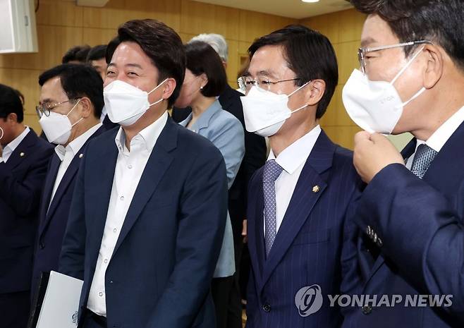 조경태 의원·권성동 원내대표와 이야기 나누는 이준석 대표 (서울=연합뉴스) 하사헌 기자 = 국민의힘 이준석 대표가 27일 서울 여의도 국회 의원회관에서 조경태 의원 주최로 열린 '새정부 지방대학 및 지역균형 인재육성과 지방정부의 역할' 정책토론회에서 기념촬영을 하면서 조경태 의원, 권성동 원내대표와 이야기를 나누고 있다. 2022.6.27 [국회사진기자단] toadboy@yna.co.kr