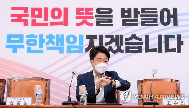 시간 확인하는 이준석 (서울=연합뉴스) 이정훈 기자 = 국민의힘 이준석 대표가 27일 오전 국회에서 열린 최고위원회의에 참석하며 시간을 확인하고 있다. 2022.6.27 [국회사진기자단] uwg806@yna.co.kr
