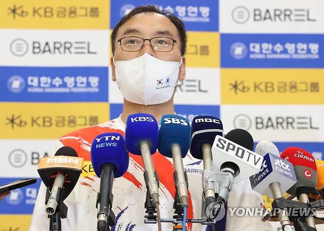 세계수영선수권 소감 밝히는 이정훈 감독 (영종도=연합뉴스) 서대연 수습기자 = 세계수영선수권 대회를 마친 이정훈 대표팀 감독이 27일 인천국제공항 제1여객터미널로 귀국해 취재진에게 대회 소감을 밝히고 있다.
    2022년 세계수영선수권 대회는 헝가리 부다페스트에서 지난 25일까지(현지시간) 8일간 치러졌으며 우리나라는 황선우가 남자 자유형 200m에서 은메달을 획득하며 경영 종목 메달 순위 17위를 기록했다. 우리나라가 세계수영선수권 롱코스(50m) 경영 종목에서 메달을 딴 것은 2011년 박태환의 금메달 이후 11년 만이다. 2022.6.27 dwise@yna.co.kr