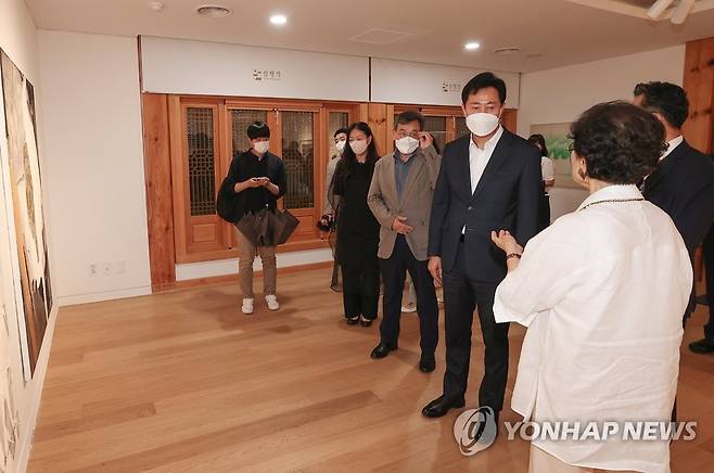 삼청각 둘러보는 오세훈 서울시장 (서울=연합뉴스) 신현우 수습기자 = 27일 오후 서울 성북구 삼청각에서 오세훈 서울시장이 '소박한 축전'에 전시되는 작품 설명을 듣고 있다.
    소박한 축전은 삼청각 개관식을 축하하는 의미에서 성북구립미술관의 소장품을 전시하고 있다. 2022.6.27 nowwego@yna.co.kr
