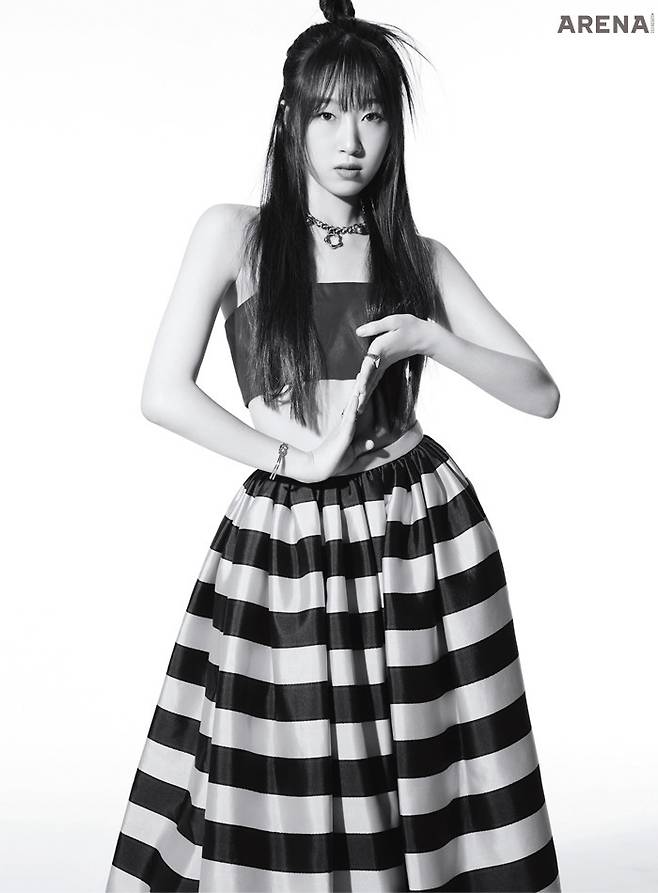 브라톱과 스트라이프 맥시 스커트는 모두 프라다, 네크리스와 브레이슬릿은 모두 버저비 제품.